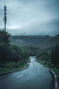 不在新疆蘇州人有自己的「阿勒泰」||雨後通往大陽山的路上， 只見山間霧氣繚繞， 彷彿一幅流動的水。