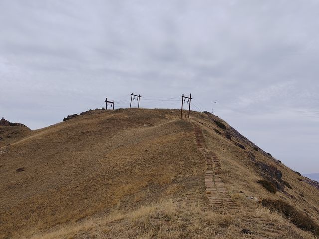 天山天池：登頂燈杆山，相望博格達峰。