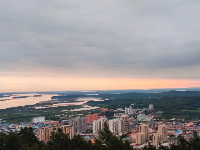 Watch the first ray of sunlight at Dongji Pavilion.