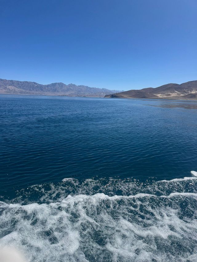 西藏班公湖｜一半鹹水 一半淡水湖。