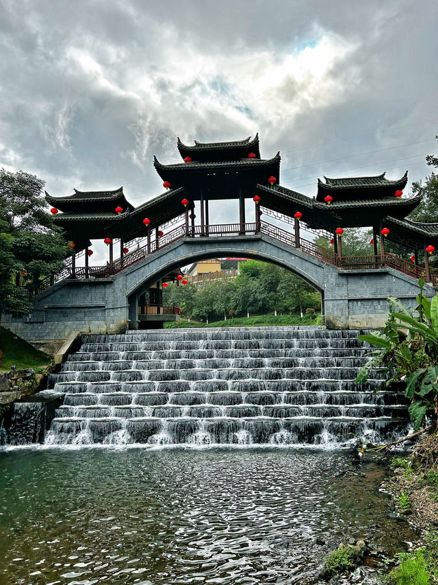 屏邊·滴水苗城