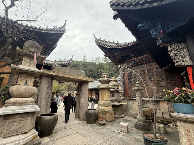 龍潭古寺：年初二登高祈福