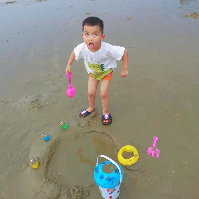 奔赴海口沙灘，擁抱湛藍大海與金色暖陽