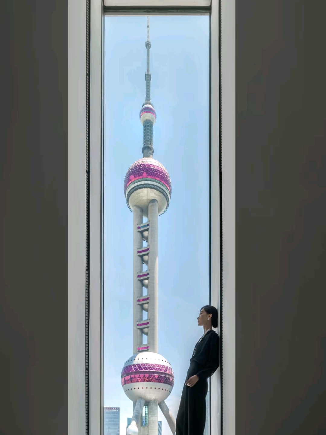 #chinatrip

Truly worthy of being a hot landmark in Shanghai | Unlocked a new perspective of the Oriental Pearl Tower
Shanghai Citywalk Day 2: Finally visited the long-awaited Pudong Art Museum. You can explore the exhibitions during the day and chase the sunset at night. This time, I purposely went in the morning thinking there would be fewer people. If you're not specifically there for photography, I recommend going around 5 PM.

【Photo Spots】
✅ The first photo location is by the floor-to-ceiling window next to the 3rd-floor restroom. Using a wide-angle lens, you can easily frame the entire Oriental Pearl Tower.