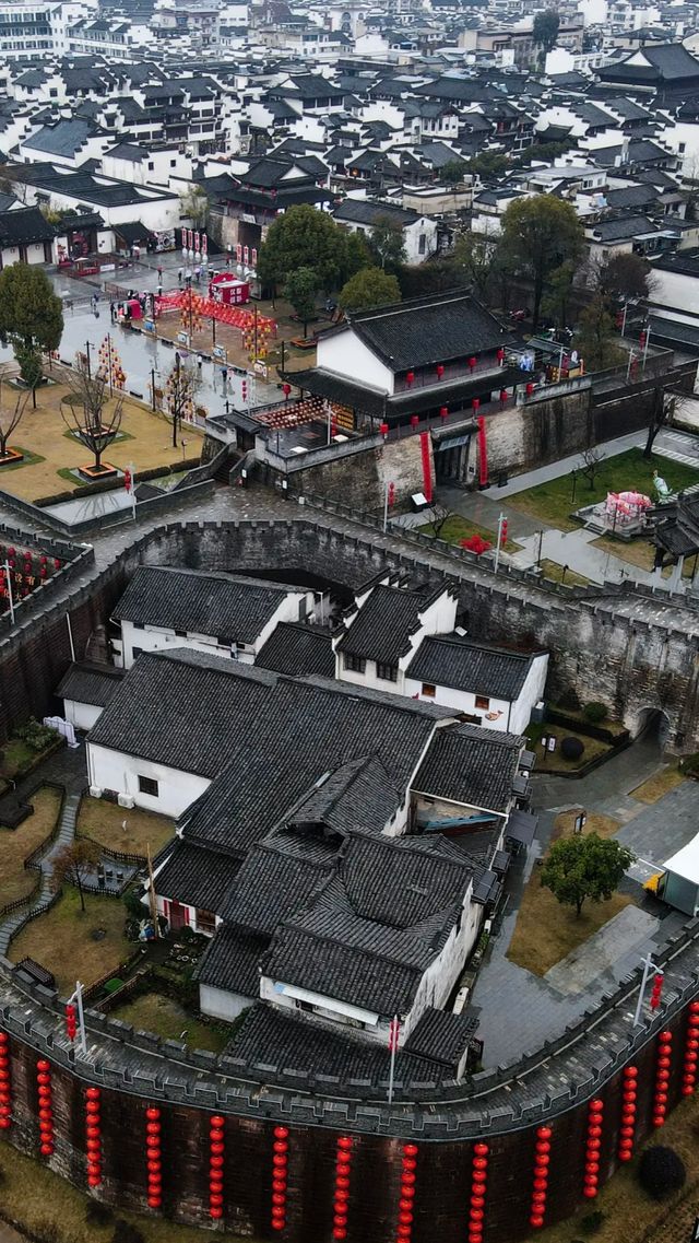 踏入古城，青石板路蜿蜒向前，彷彿在訴說著古老的故事