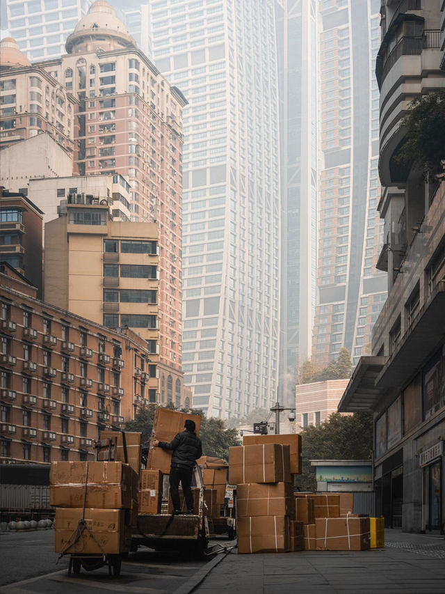 📸 Chongqing’s Cyberpunk Aesthetic Is Truly Top-Tier‼️