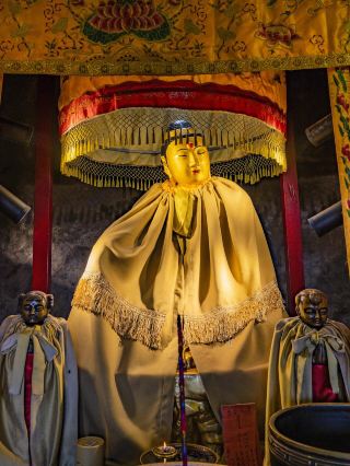 Ultimate Guide to Praying at Qingyan Temple's Crooked-Neck Goddess | Sincerity Brings Miracles