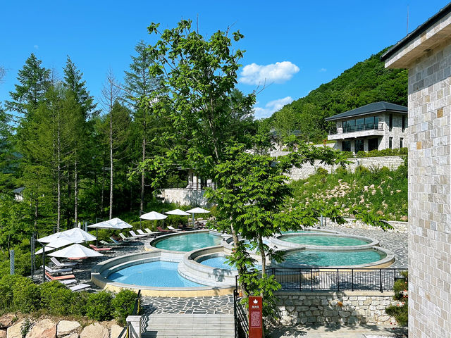 夏日避暑首選 - 隱藏喺東北山溝嘅溫泉泳池度假酒店