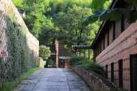 你哋住過咁樣嘅酒店未？群山環繞，視野開闊，十里芳菲香積嶺村落