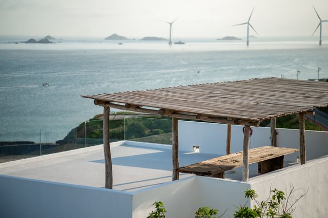 住進藝術館裡睇海！呢間設計感爆棚嘅海景民宿，隨手影都係大片
