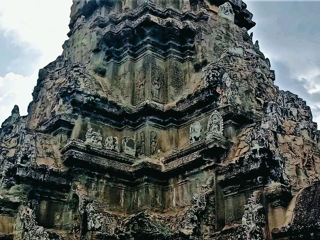 Exploring the Sacred Paths: Buddhist Pilgrimage Routes of Angkor Wat and Angkor Thom