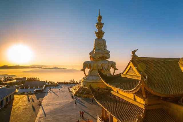 以下是一個樂山一晚兩天的旅遊路線，預算每人1200元：