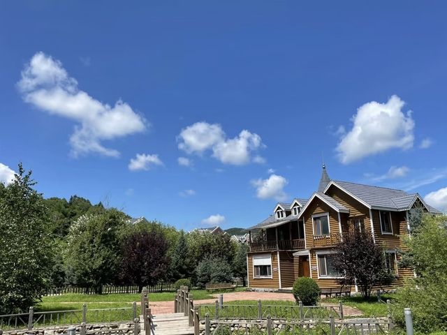 青雲小鎮藏歐韻，亞布力暖居攬夏光