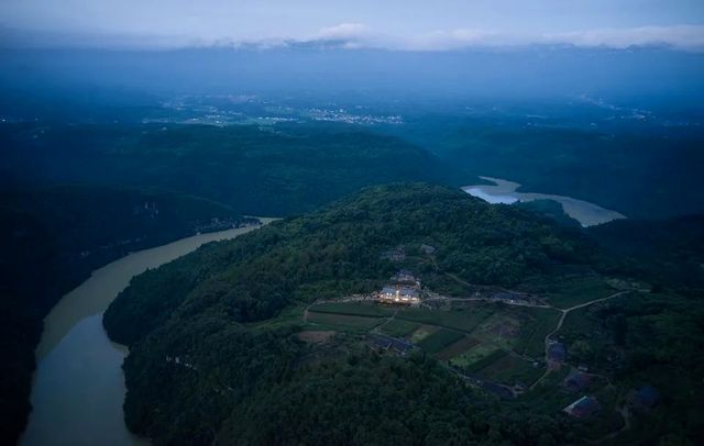 讓心靈放個假，枕著山風與雨聲入眠，南岔灣百年石屋聽雨記:
