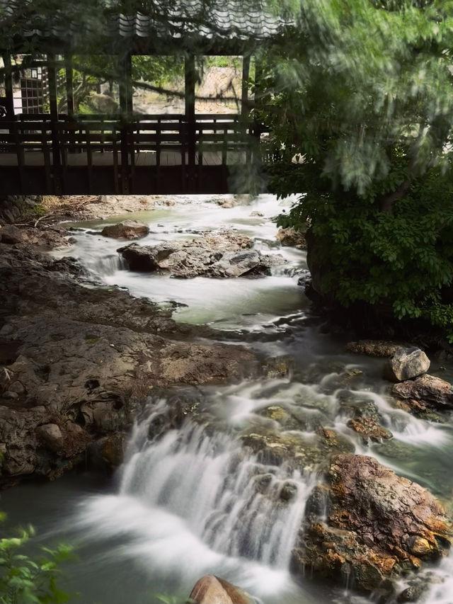 北投溪 - 發源於地熱谷，而地熱谷即位於北投公園上方，中山路底的長條橢圓的山谷爆裂窪地，之後流經北投