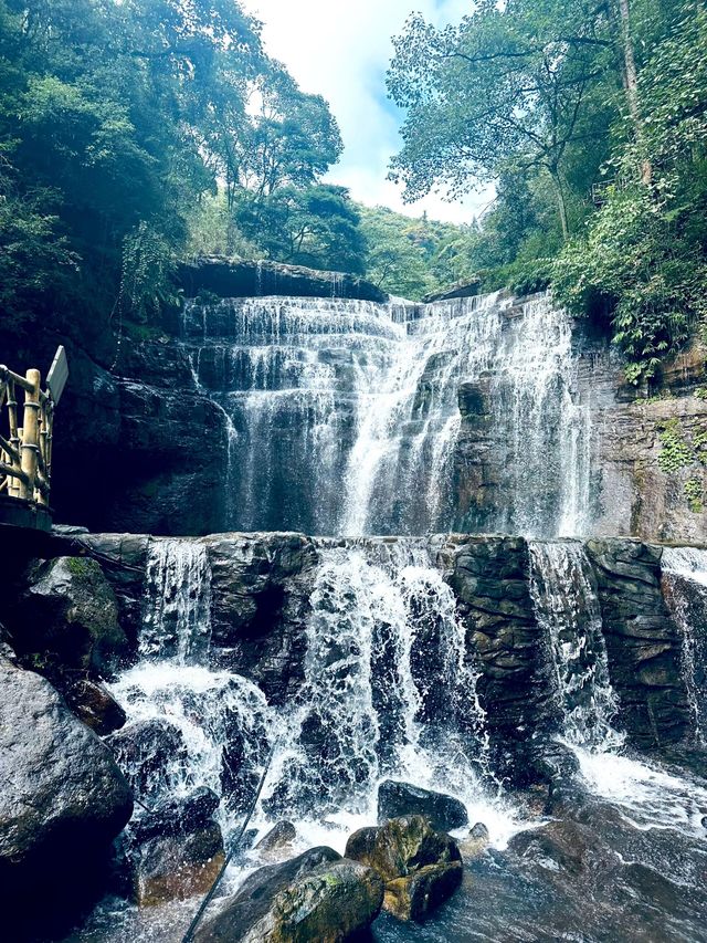 雲南昭通黃連河藏在深山裡的百米瀑布