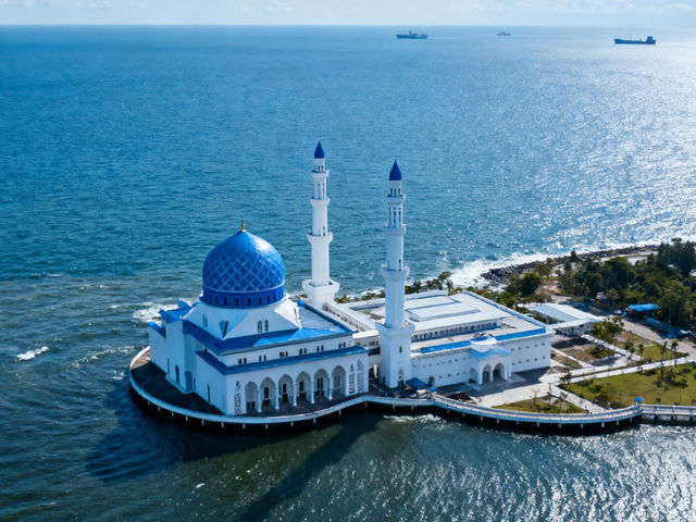 Explore Kota Kinabalu's Floating Mosque: A Blend of Beauty and Spirituality🕌