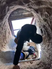 初冬的馬蹄寺，遠山微雪，不慌不忙爬樓去