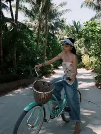 不是在旅遊就是在旅遊的路上