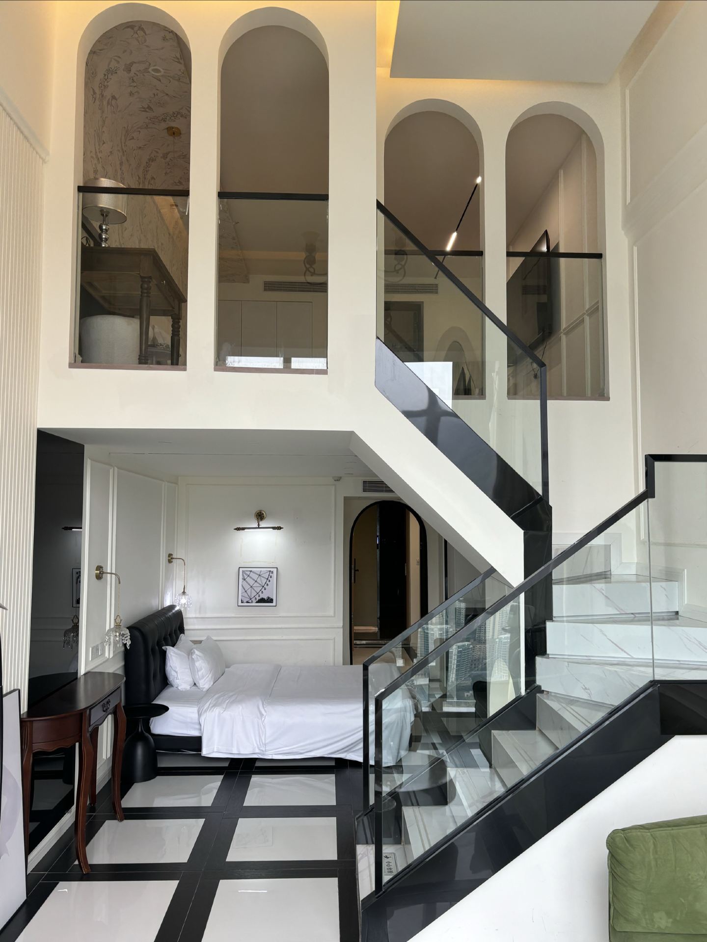 Ceiling of the Chongqing Jiefangbei Riverside Hotel! 33rd Floor French-style LOFT Twin Suite