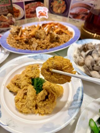 Drove up from Macau 🚗 to Shenzhen for a meal, and what a huge surprise! 😎
As soon as I walked in, I saw a wall full of photos of celebrities who've visited—it was an instant eye-opener! ✨
It's the 40-year-old Hong Kong institution, Choi Kee Spicy Crab Private Kitchen. It's lived up to its reputation as the reigning Asian Spicy Crab King! 👍
The signature typhoon shelter spicy crab is rich in garlic aroma. Cracking open the crab claws reveals solid, meaty crab that's fresh, sweet, and flavorful.
The salted egg yolk shrimp 🦐 and the clams in black bean sauce are full of wok hei. Every dish goes perfectly with rice, and the taste is almost identical to the original Hong Kong location.
It's located right next to Carrianna, very close to the port, making it super convenient for the return trip.
 