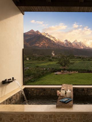 Yunnan Lijiang | Relax in a private hot spring under the snow-capped mountains