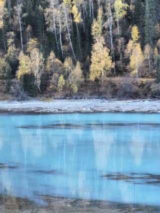 絶景の秋色、カナス湖