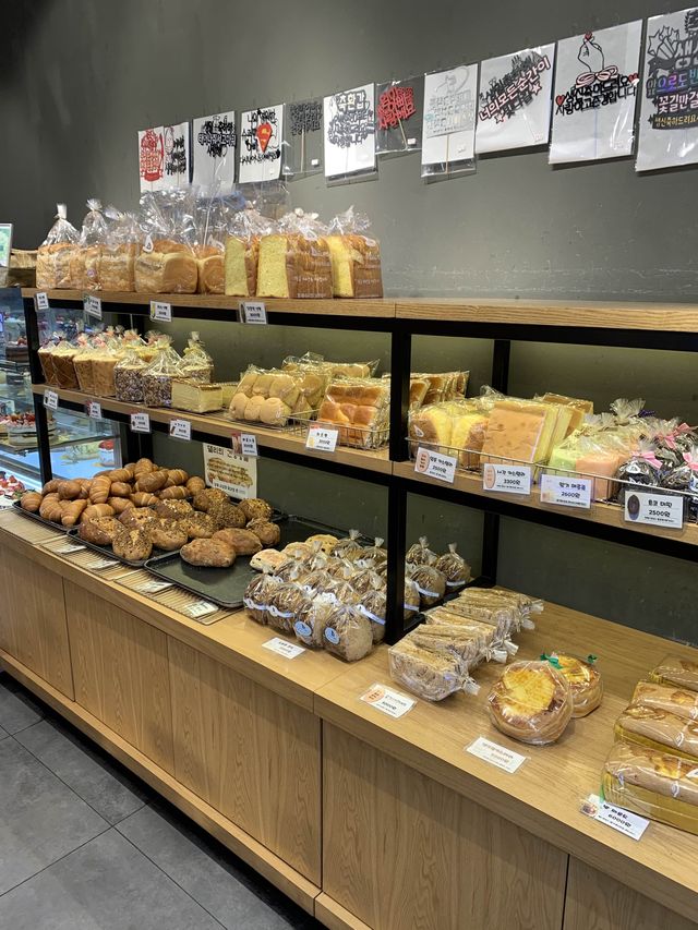 인천 모래내시장 앞 사람들의 발길이 끊이지 않는 베이커리 카페🥖☕️ [인천_케이크하우스델리]