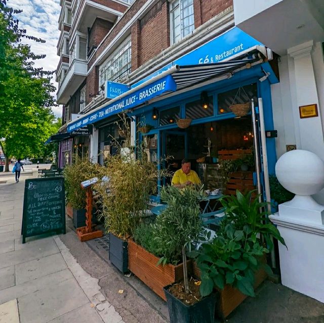 PRETTY LITTLE BLUE CAFÉ IN LONDON!