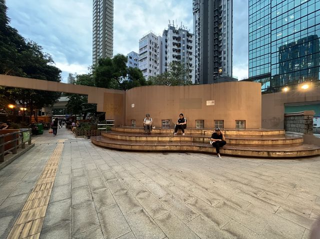 鬧市中嘅人工瀑布牆 @ 彌敦道界限街休憩處
