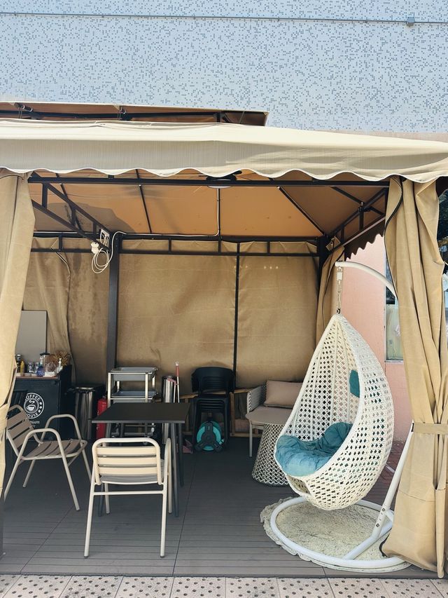 📍屯門碼頭海濱cafe☕️好食又好chill😚漫活之選✅必點手撕德國鹹豬手薄餅🍕+雲尼拿雪糕加百利甜酒🍨