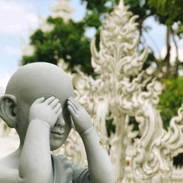 Wat Rong Khun (white temple)