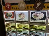 福岡・天神。『豚骨セワン』の博多豚骨ラーメンは『赤・白・黒』の3種類