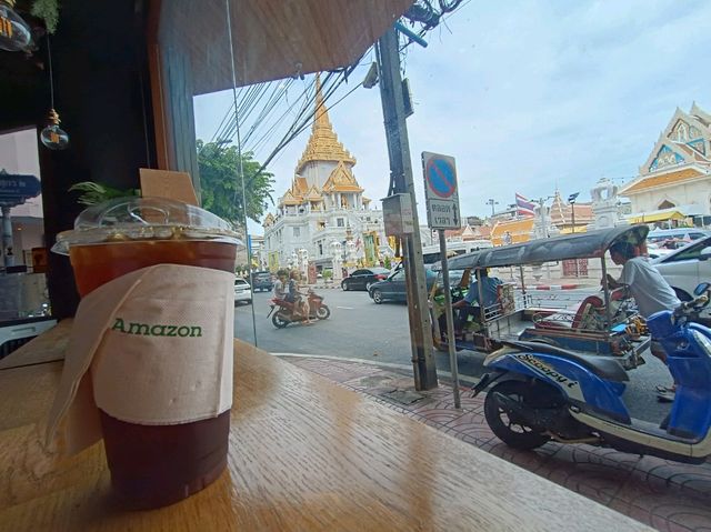 Amazing Temple in Bangkok Wat Traimit! Dont Miss It!