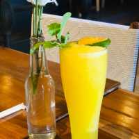 來峇里島「十大必吃餐廳」之一，喝杯新鮮果汁冰沙，大杯爽快：Warung Mina Legian