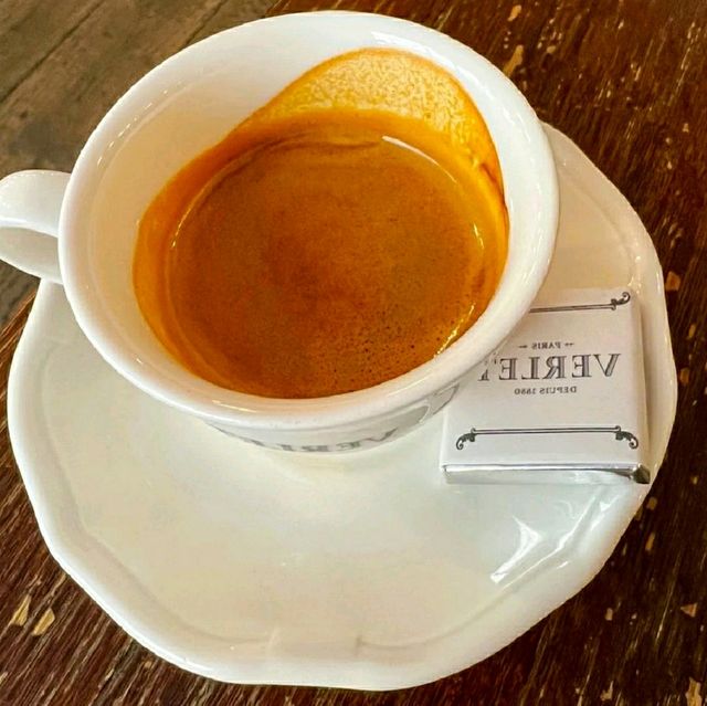 COZY CAFÉ FOR COFFEE ENTHUSIAST IN PARIS!
