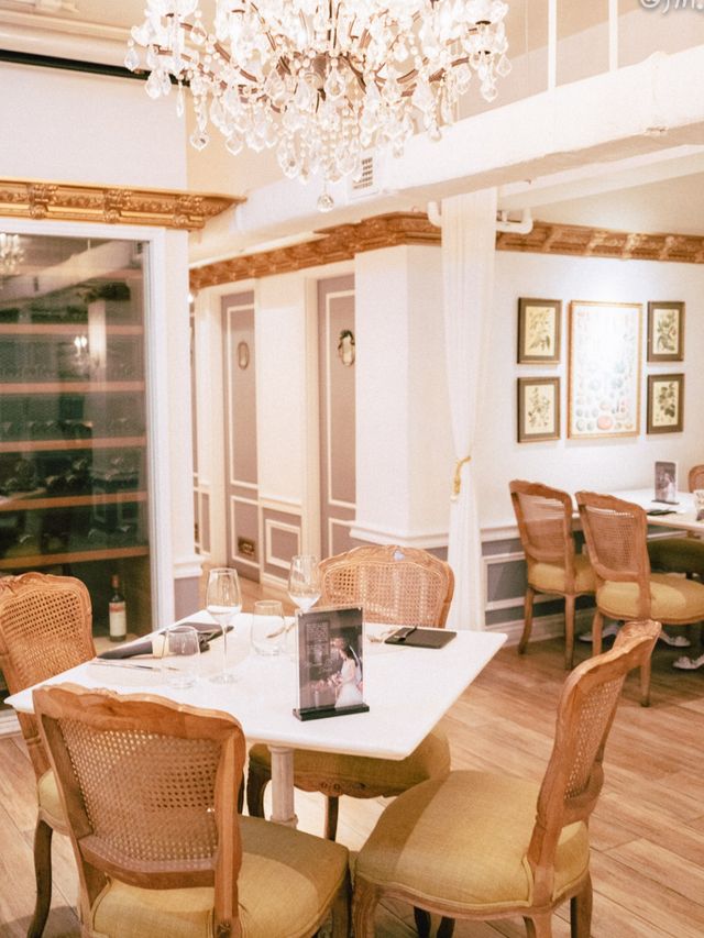 🇫🇷A Vintage Oasis of Delicious Fusion French Cuisine