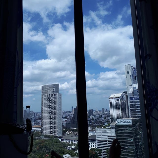 급이 다른 풀장과 레스토랑 뷰, SO/ 방콕