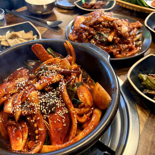 매콤달달한 오징어볶음과 제육이 맛있는 항아리식당!