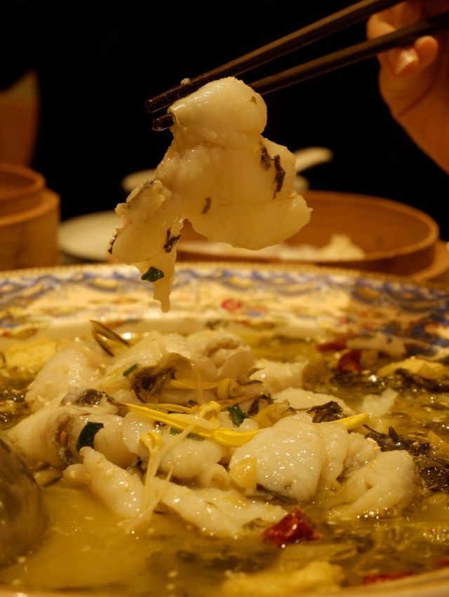 「屯門上海菜，蟹粉年糕和油爆蝦出色」