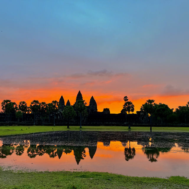 🥰 Witness the Breathtaking Sunrise at Angkor Wat! ✨