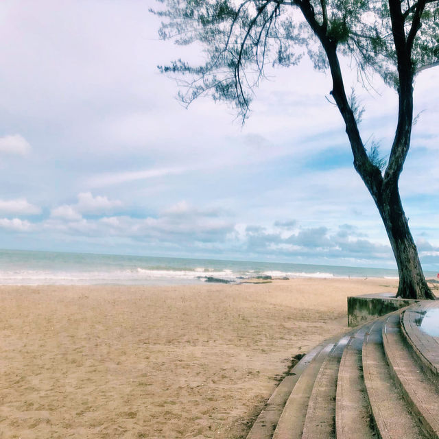 Samila Beach: Thailand's Coastal Gem 🏝️🌊
