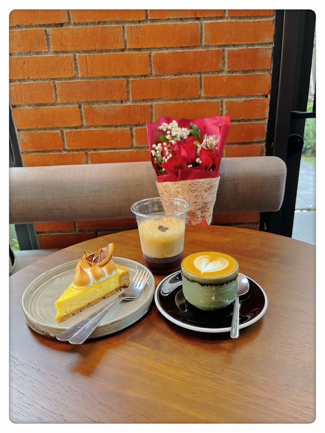🍊🍰☕ "Bottomless Sukhumvit33 - 輕奢咖啡體驗與美味蛋糕的絕妙組合" ☕🍰🍊