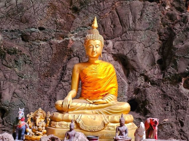 ณ  ถ้ำเขาหลวง