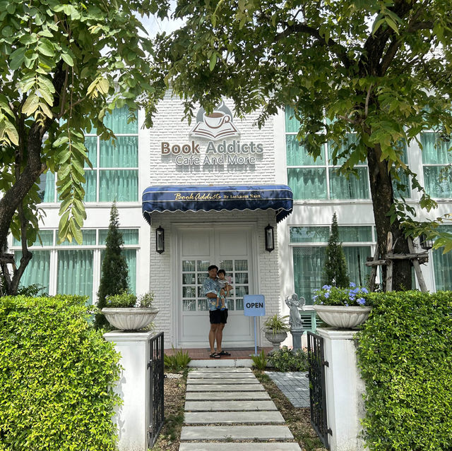 คาเฟ่ของผู้รักการอ่าน Book Addicts cafe and more