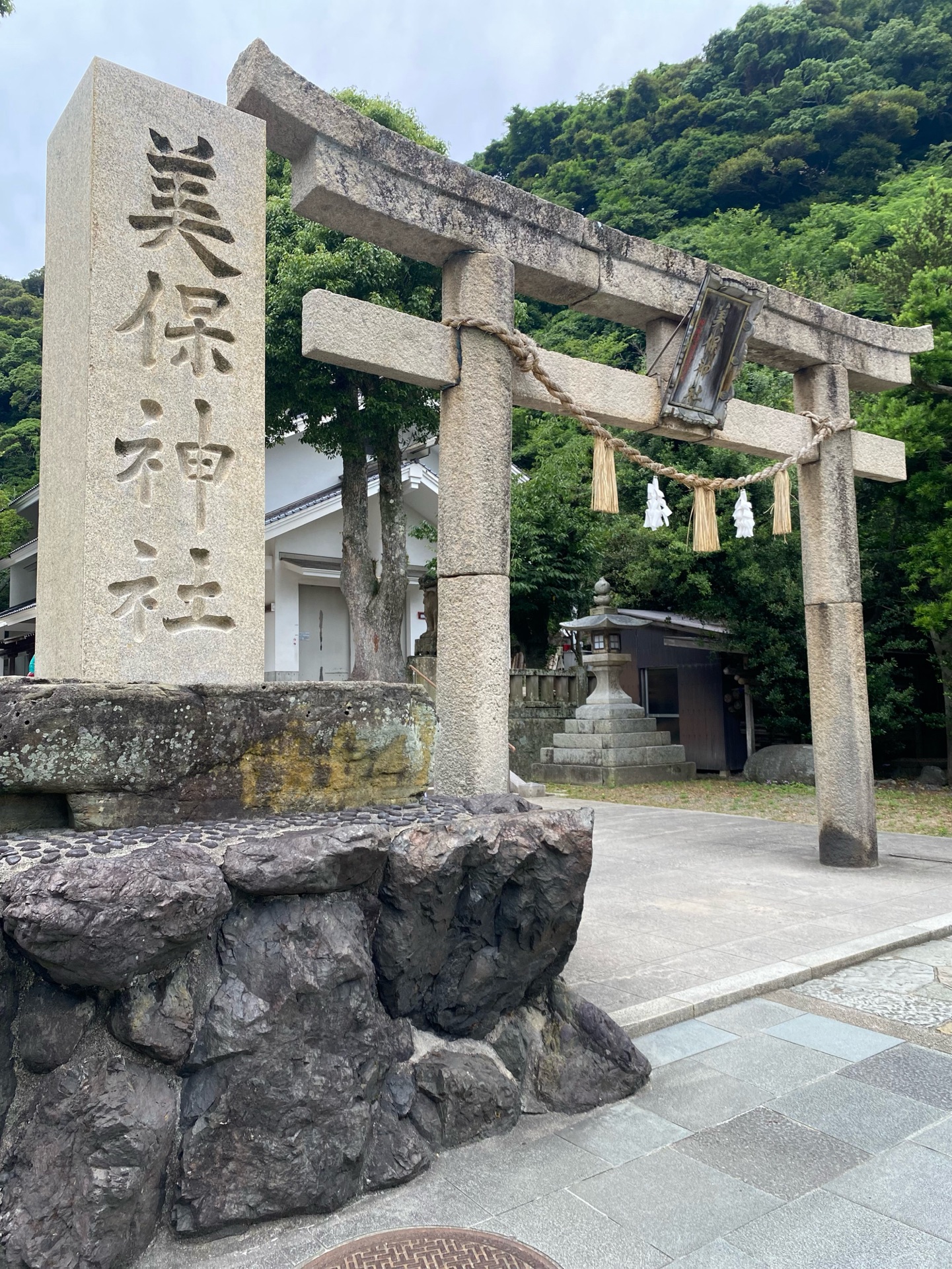 雲海を臨む日の出です。1000メートル級の山々からやっと顔を 雲海を臨む日の出です。1000メートル級の山々からやっと顔を