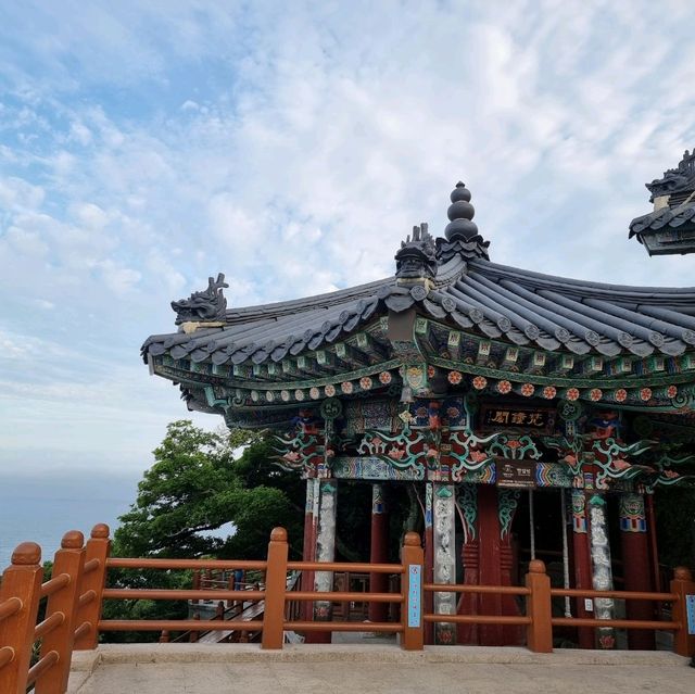 기암괴석 절벽에 위치한 향일암