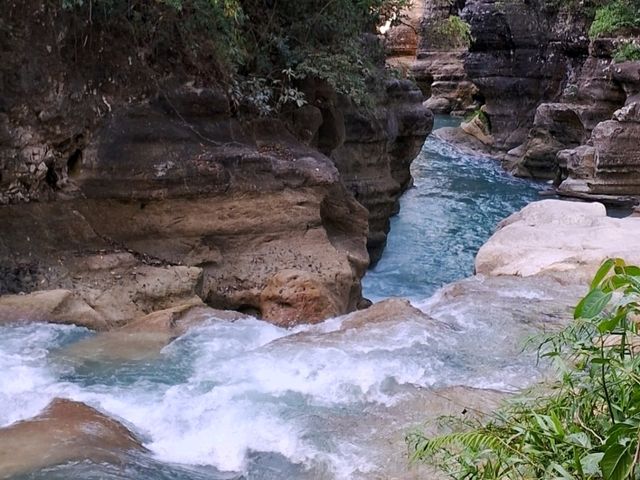 【スンバ島】大自然のなかにある川と滝がきもちい