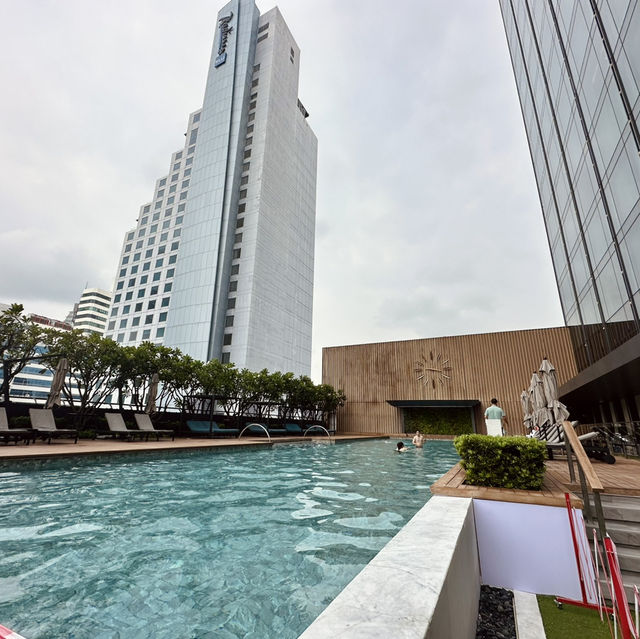 A Luxurious Oasis in Bangkok: Carlton Hotel's Infinity Pool