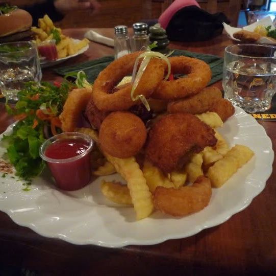 "Punakaiki Tavern & Bistro: A Scenic Dining Experience on New Zealand’s West Coast"